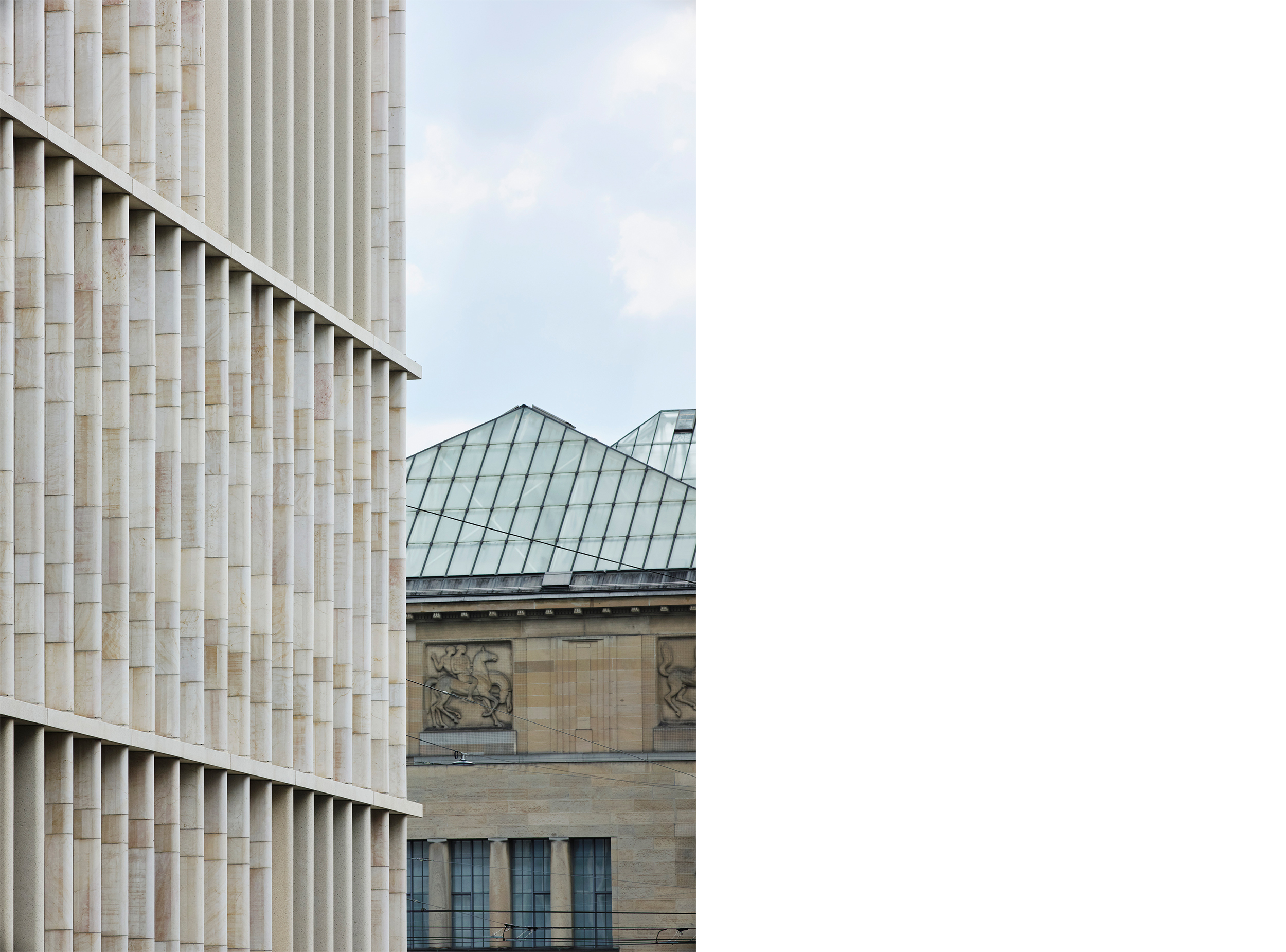 Detail of the Kunsthaus Zürich Extension façade in relation to the historic museum building beyond. The finely articulated Jura limestone cladding establishes a dialogue between contemporary architecture and the material character of the existing Kunsthaus.