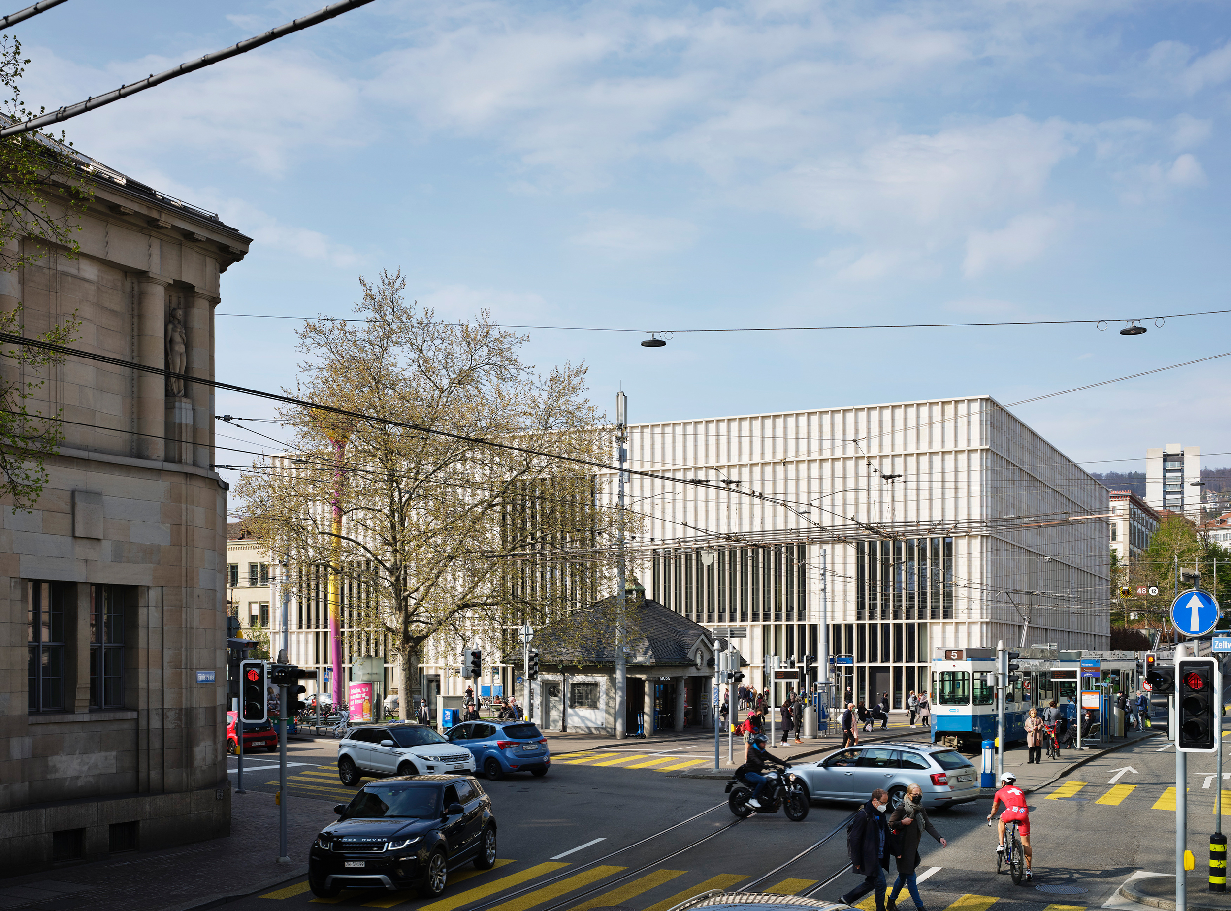 Kunsthaus Zürich Extension viewed across Heimplatz, highlighting its relationship to the public square, tram network and surrounding cultural institutions.
